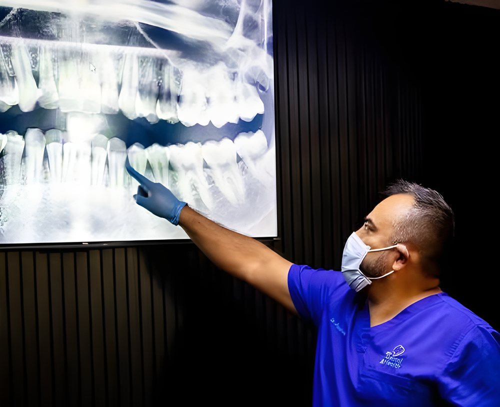 El Dr. Juan Carlos revisa una radiografía panorámica en el consultorio